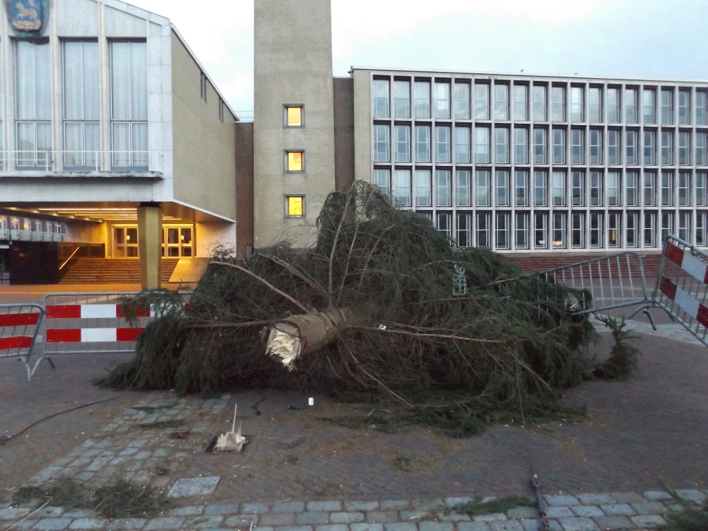 Kerstboom Plein 1945 tegen de grond RTV Seaport